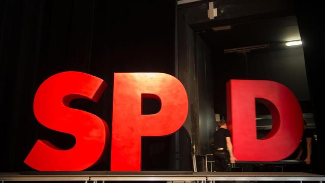 Das Bild zeigt das SPD-Logo nach dem politischen Aschermittwoch 2017 in Ludwigsburg. Das "D" wird gerade abgebaut.