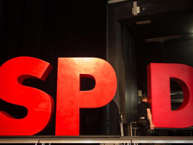 Das Bild zeigt das SPD-Logo nach dem politischen Aschermittwoch 2017 in Ludwigsburg. Das "D" wird gerade abgebaut.