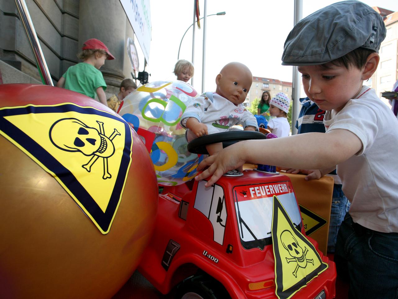 Kinder spielen am Dienstag (31.05.2011) bei einer Aktion der Umweltschutzorganisation BUND vor dem Verbraucherschutzministerium in Berlin mit als giftig gekennzeichnetem Spielzeug. Mit der Demonstration forderte der BUND anlässlich des Internationalen Kindertages am 01.06.2011 ein Verbot von gesundheitsschädlichen Weichmachern in Kindertagesstätten. Foto: Stephanie Pilick dpa/lbn Kinder spielen am Dienstag (31.05.2011) bei einer Aktion der Umweltschutzorganisation BUND vor dem Verbraucherschutzministerium in Berlin mit als giftig gekennzeichnetem Spielzeug. Mit der Demonstration forderte der BUND anlässlich des Internationalen Kindertages am 01.06.2011 ein Verbot von gesundheitsschädlichen Weichmachern in Kindertagesstätten. Foto: Stephanie Pilick dpa/lbn