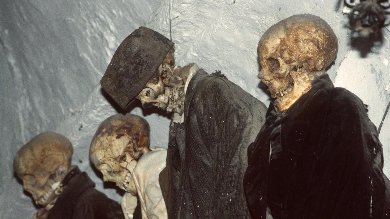 In den Katakomben des Kapuzinerklosters von Palermo, wo sich in früheren Zeiten die Noblen der Stadt in ihren Kleidern bestatten ließen, können Besucher die mumifizierten Leichname besichtigen; Aufnahme vom Juli 1997