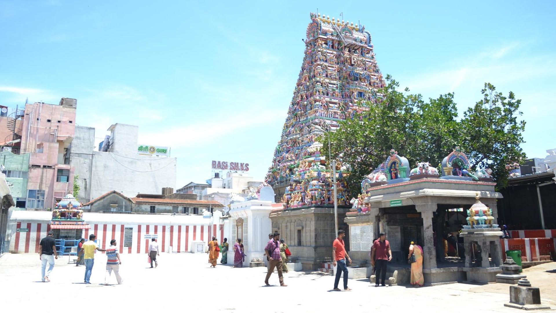 Im Inneren des Kapaleeshvarar-Tempels im indischen Chennai. Im Inneren des Kapaleeshvarar-Tempels im indischen Chennai.