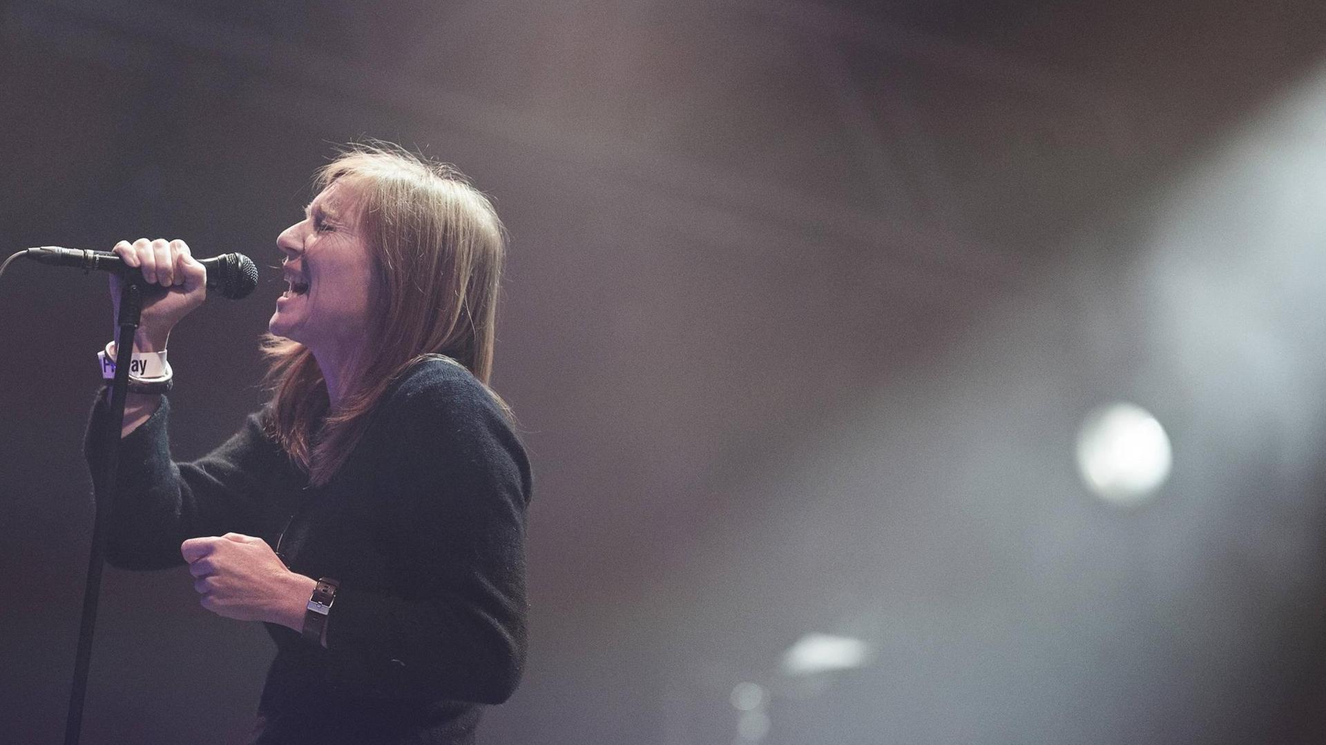 Beth Gibbons von der Band Portisheas beim Roskilde Festival 2011 in Dänemark Beth Gibbons von der Band Portisheas beim Roskilde Festival 2011 in Dänemark