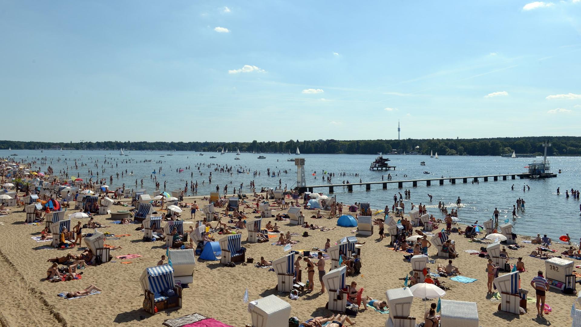 Das Strandbad Wannsee in Berlin, Pfingsten 2014. Das Strandbad Wannsee in Berlin, Pfingsten 2014.