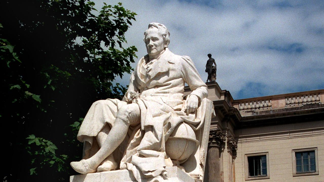 Das Denkmal Alexander von Humboldts auf der Straße Unter den Linden in Berlin vor der Humboldt-Universität, geschaffen um 1900 von R. Begas und M.P. Otto. Das Denkmal Alexander von Humboldts auf der Straße Unter den Linden in Berlin vor der Humboldt-Universität, geschaffen um 1900 von R. Begas und M.P. Otto.