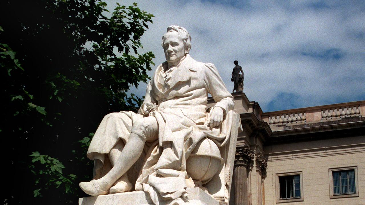 Das Denkmal Alexander von Humboldts auf der Straße Unter den Linden in Berlin vor der Humboldt-Universität, geschaffen um 1900 von R. Begas und M.P. Otto. Das Denkmal Alexander von Humboldts auf der Straße Unter den Linden in Berlin vor der Humboldt-Universität, geschaffen um 1900 von R. Begas und M.P. Otto.