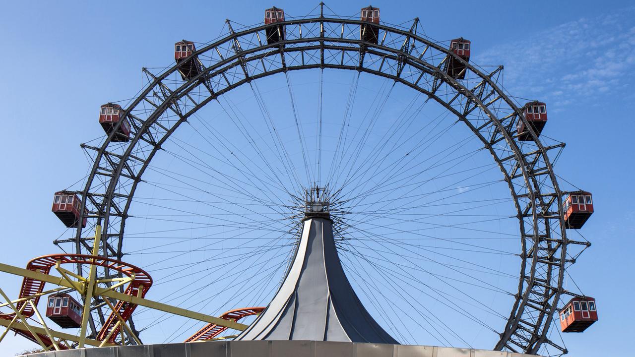 Ein Kettenkarussell und das Riesenrad im Wiener Prater Ein Kettenkarussell und das Riesenrad im Wiener Prater