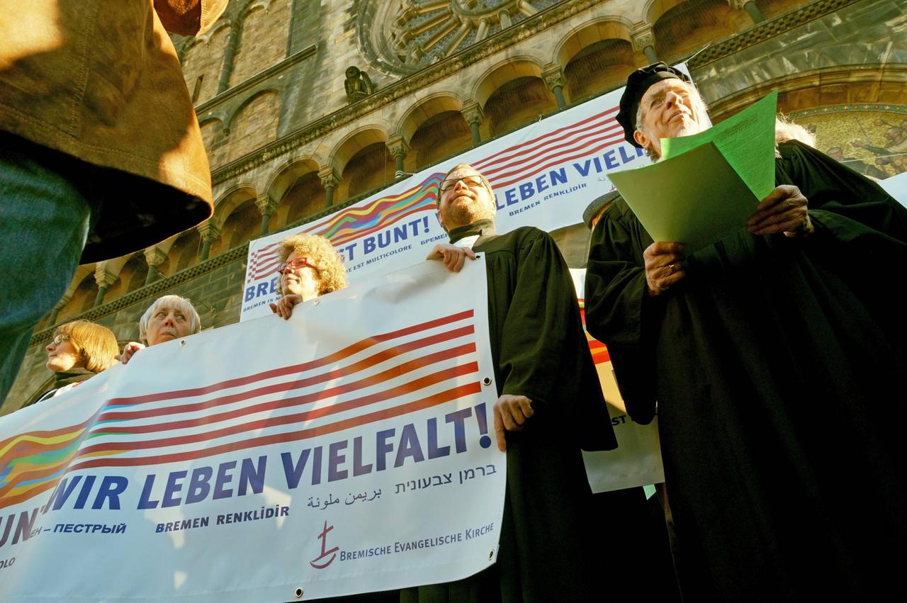 Etwa hundert evangelische Pastorinnen und Pastoren und andere Kirchenbeschäftigte demonstrierten am 4.2.2015 auf den Bremer Domtreppen gegen ihren evangelikalen Amtsbruder Olaf Latzel aus der benachbarten St.-Martini-Gemeinde, weil er sich in einer Predigt abfällig über andere Bekenntnisse geäußert hat. - Bremen -
about Hundred Protestant Pastors and Pastors and other demonstrated at 4 2 2015 on the Bremer Domtreppen against theirs Olaf out the neighbour St Martini Community because he to in a Homily disparagingly above other Confessions expressed has Bremen Etwa hundert evangelische Pastorinnen und Pastoren und andere Kirchenbeschäftigte demonstrierten am 4.2.2015 auf den Bremer Domtreppen gegen ihren evangelikalen Amtsbruder Olaf Latzel aus der benachbarten St.-Martini-Gemeinde, weil er sich in einer Predigt abfällig über andere Bekenntnisse geäußert hat. - Bremen -
about Hundred Protestant Pastors and Pastors and other demonstrated at 4 2 2015 on the Bremer Domtreppen against theirs Olaf out the neighbour St Martini Community because he to in a Homily disparagingly above other Confessions expressed has Bremen