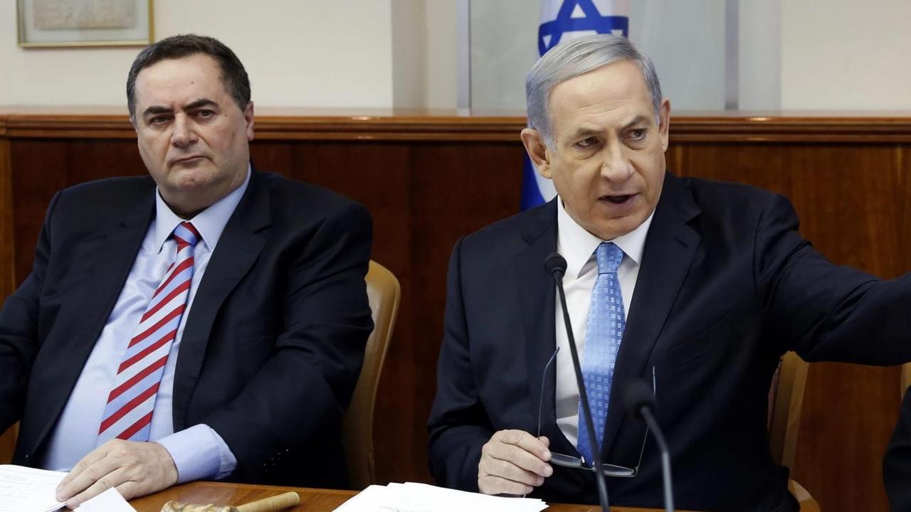 Das israelische Kabinett mit Ministerpräsident Benjamin Netanyahu und Transportminister Yisrael Katz (links) Das israelische Kabinett mit Ministerpräsident Benjamin Netanyahu und Transportminister Yisrael Katz (links)