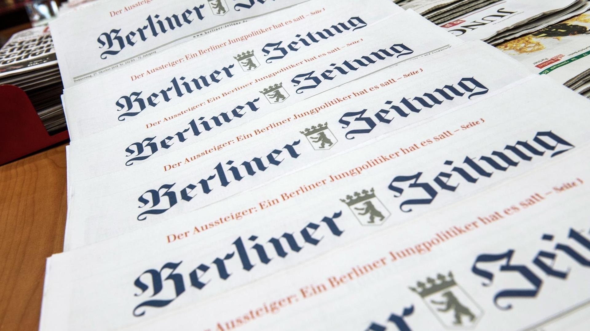 Ausgaben der "Berliner Zeitung" liegen aufgereiht auf einem Tisch. Ausgaben der "Berliner Zeitung" liegen aufgereiht auf einem Tisch.