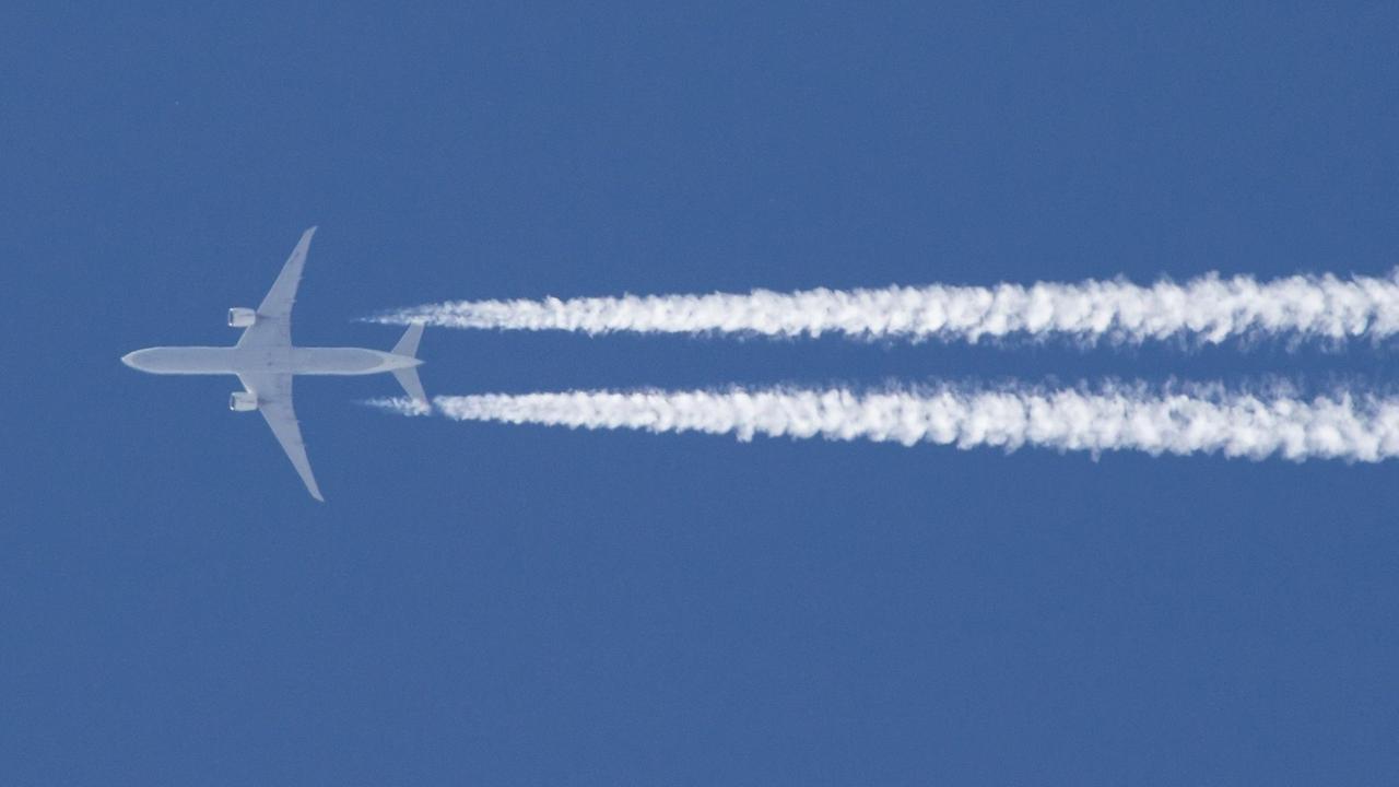 Ein Flugzeug mit Kondensstreifen. Ein Flugzeug mit Kondensstreifen.