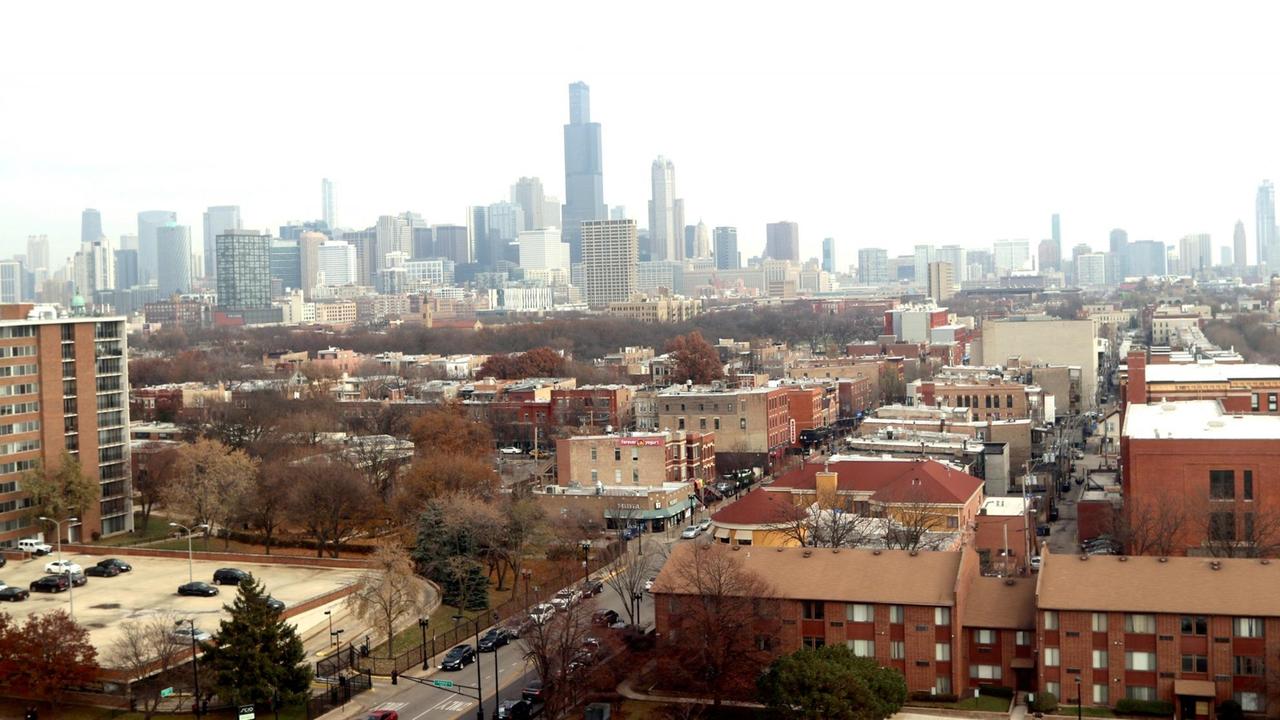 Blick auf Chicagos "South Side". Im Hintergrund sind die Hochhäuser von Chicagos Zentrum zu sehen. Blick auf Chicagos "South Side". Im Hintergrund sind die Hochhäuser von Chicagos Zentrum zu sehen.