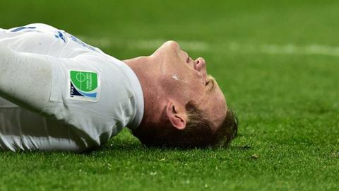 Englands Stürmer Wayne Rooney am Boden beim verlorenen Spiel (1:2) gegen Uruguay in Sao Paolo.