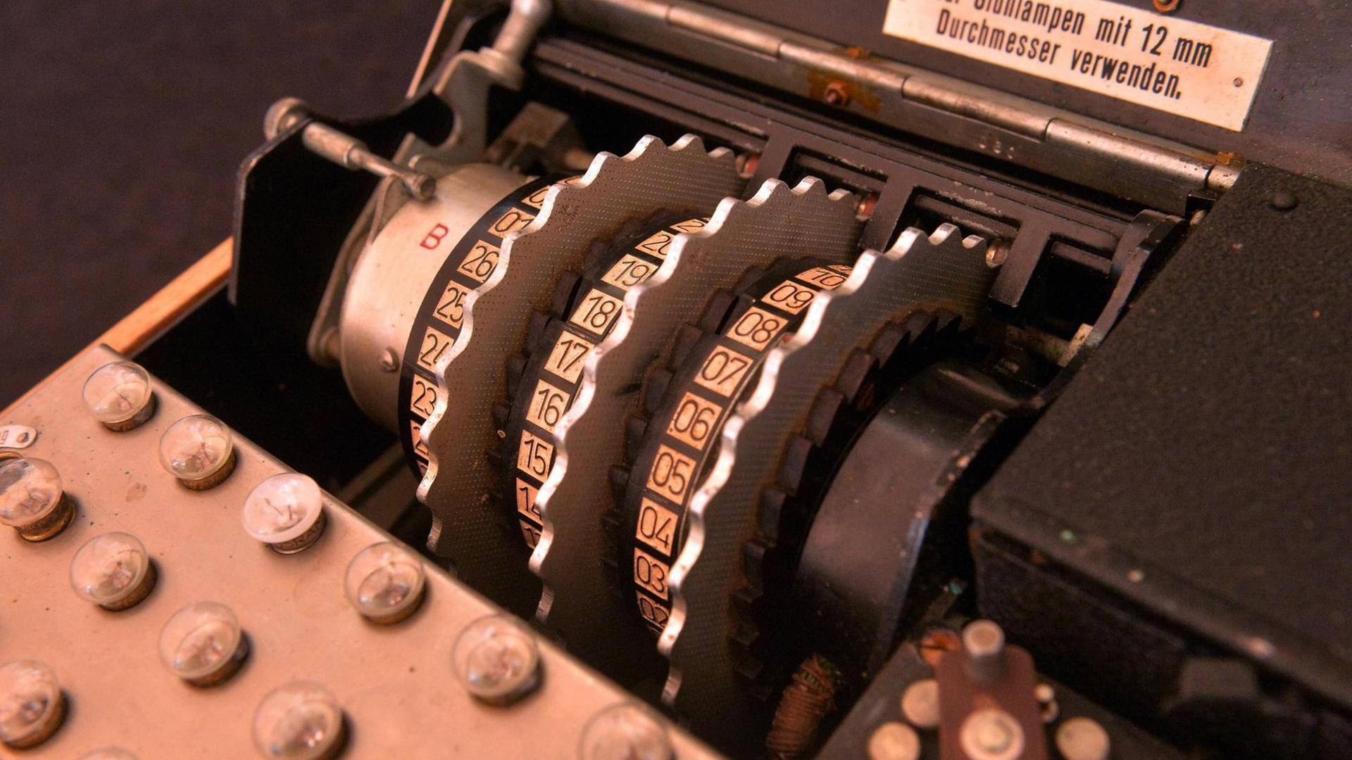 Eine Enigma, die von den Deutschen im Zweiten Weltkrieg zum codieren von Nachrichten genutzt wurde. Eine Enigma, die von den Deutschen im Zweiten Weltkrieg zum codieren von Nachrichten genutzt wurde.