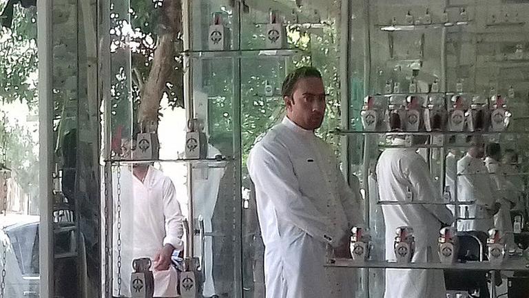 Der Safran-Händler Mohammad Ali Nahib im Geschäft der Gharzai Saffron Company.