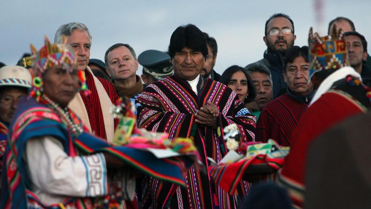 Evo Morales und zahlreiche weitere indigene Bolivianer in traditioneller Kleidung Evo Morales und zahlreiche weitere indigene Bolivianer in traditioneller Kleidung