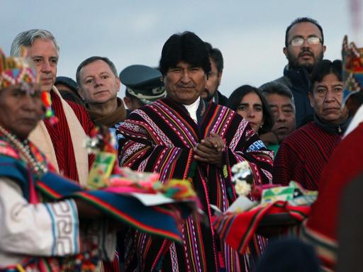 Evo Morales und zahlreiche weitere indigene Bolivianer in traditioneller Kleidung