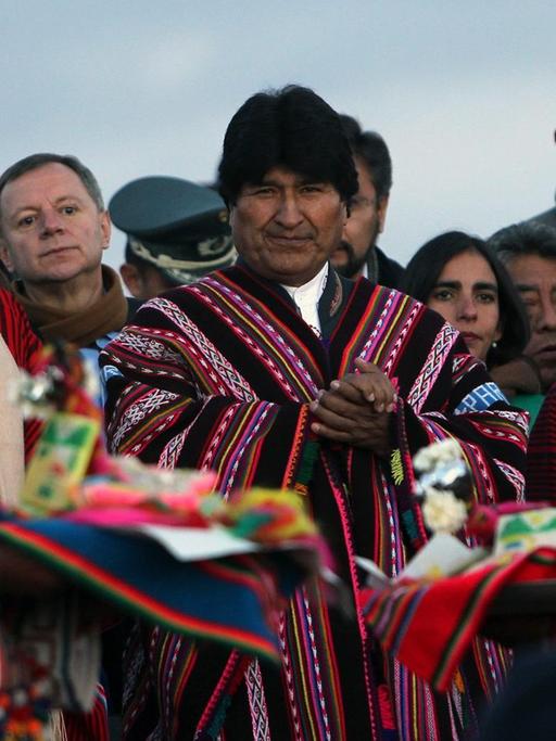 Evo Morales und zahlreiche weitere indigene Bolivianer in traditioneller Kleidung