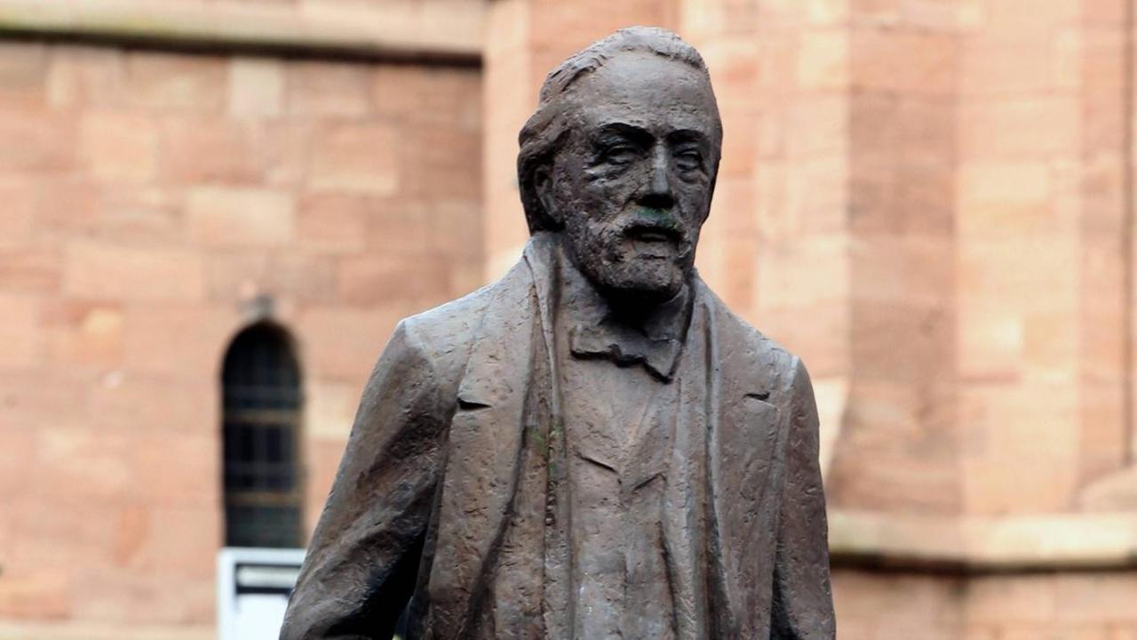 Ein Theodor Storm Denkmal in Heiligenstadt bei dem Literaturmuseum Ein Theodor Storm Denkmal in Heiligenstadt bei dem Literaturmuseum