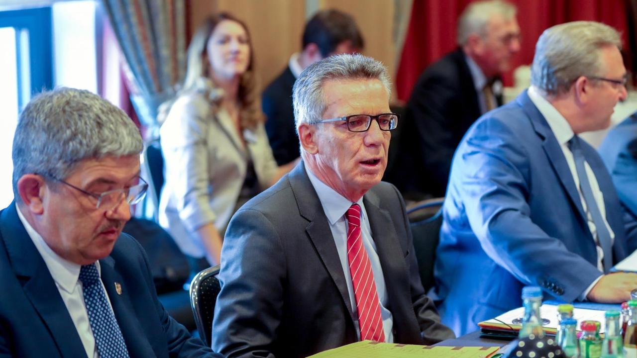 Bundesinnenminister Thomas de Maiziere (CDU, M) unterhält sich am 19.08.2016 in Berlin bei der Innenministerkonferenz von CDU/CSU mit Berlins Innensenator Frank Henkel (CDU, r) und Mecklenburg-Vorpommerns Innenminister Lorenz Caffier (CDU). Bundesinnenminister Thomas de Maiziere (CDU, M) unterhält sich am 19.08.2016 in Berlin bei der Innenministerkonferenz von CDU/CSU mit Berlins Innensenator Frank Henkel (CDU, r) und Mecklenburg-Vorpommerns Innenminister Lorenz Caffier (CDU).