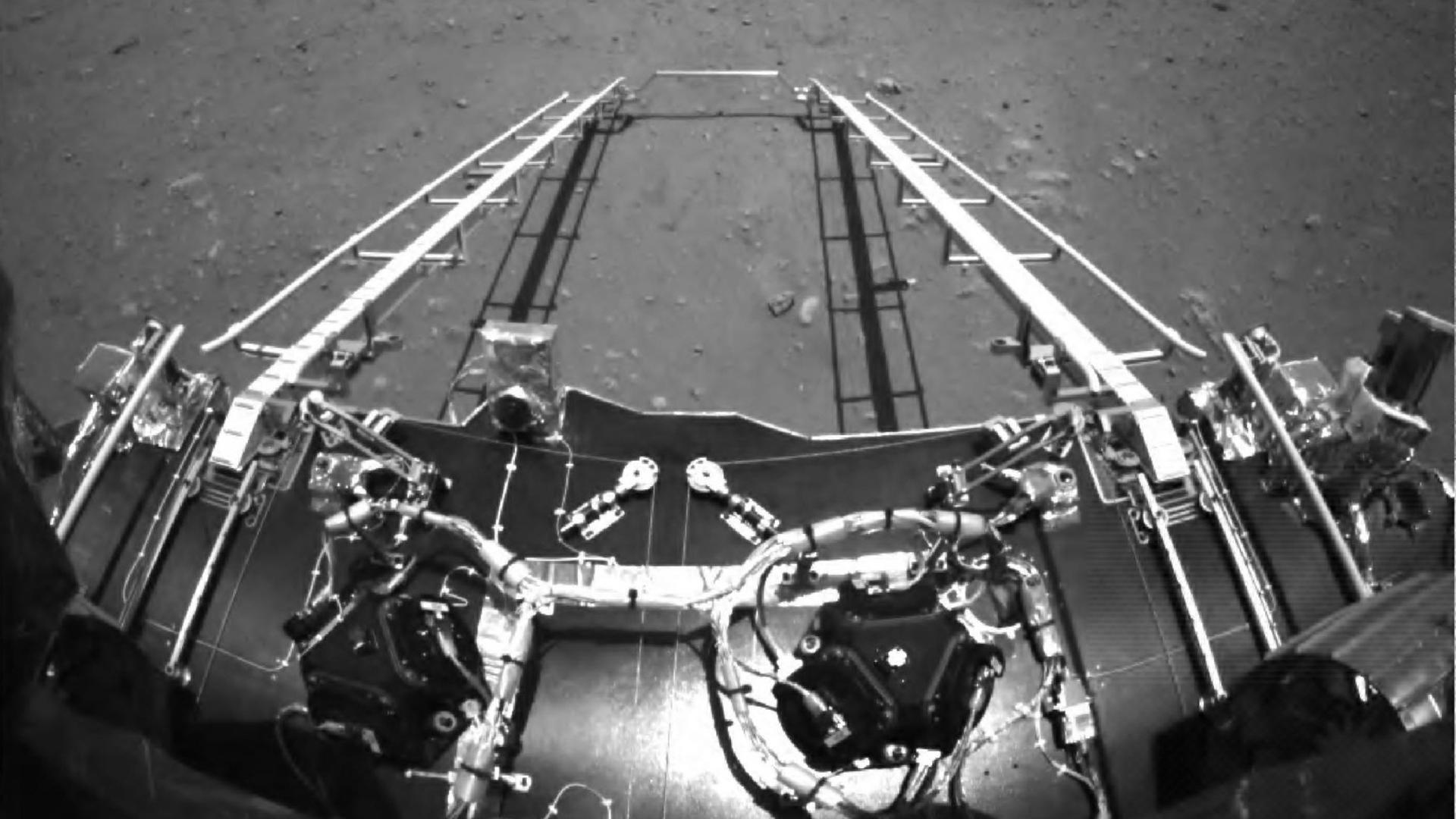 Das Bild hat der Rover vom Mars auf die Erde geschickt. Das Bild hat der Rover vom Mars auf die Erde geschickt.