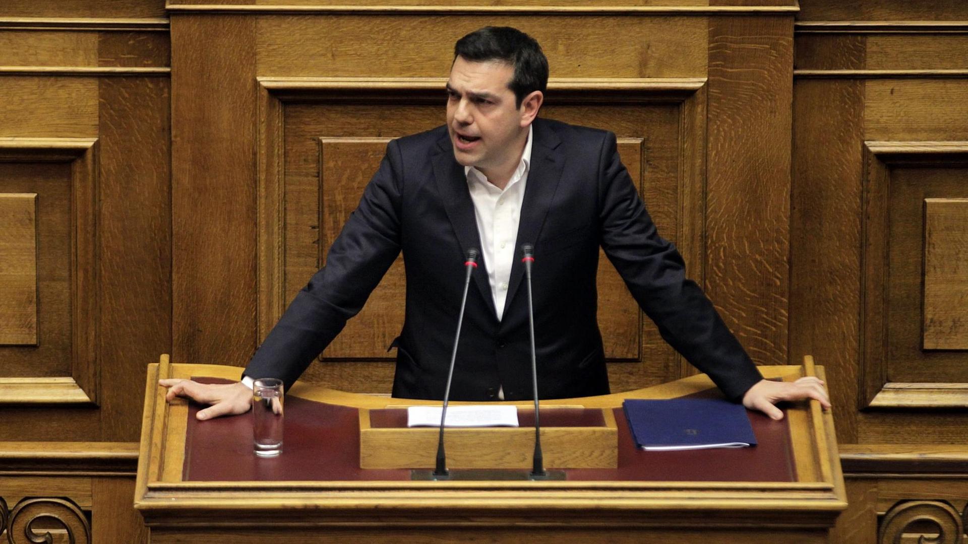 Der griechische Ministerpräsident Tsipras spricht vor den Abgeordneten des Parlaments in Athen. Der griechische Ministerpräsident Tsipras spricht vor den Abgeordneten des Parlaments in Athen.