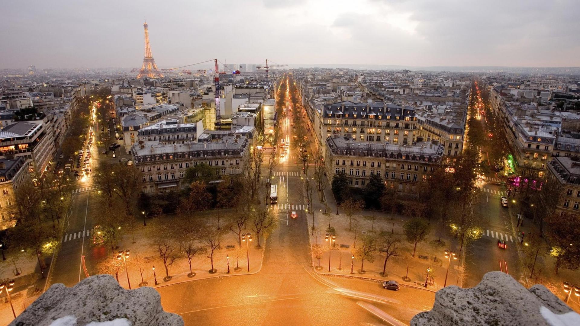 Stadtansicht von Paris bei Nacht - das Foto zeigt den Ausblick vom Triumphbogen Arc de Triomphe. Stadtansicht von Paris bei Nacht - das Foto zeigt den Ausblick vom Triumphbogen Arc de Triomphe.