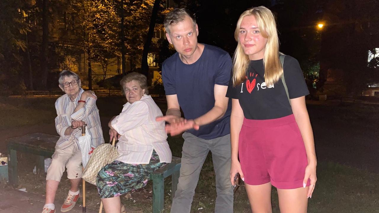 Zwei Rentnerinnen auf einer Parkbank und daneben ein jüngerer Mann und eine Frau aus der LGBT-Bewegung in der ukrainischen Stadt Saporischschja. Zwei Rentnerinnen auf einer Parkbank und daneben ein jüngerer Mann und eine Frau aus der LGBT-Bewegung in der ukrainischen Stadt Saporischschja.
