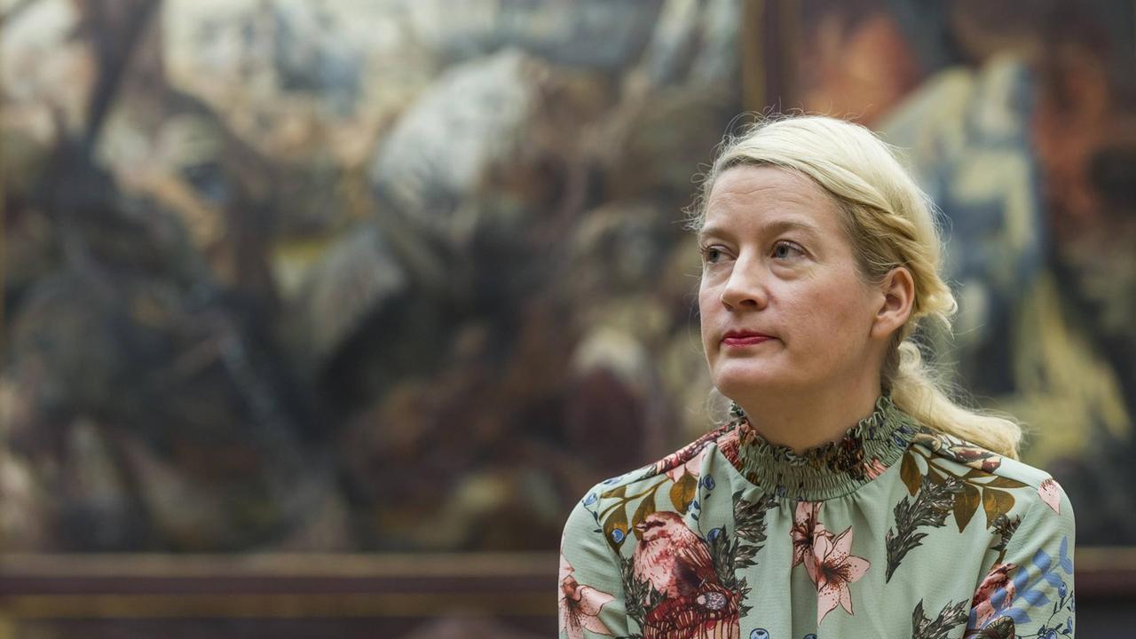 Porträt Hilke Wagner vor einem unscharf dargestellten Gemälde. Porträt Hilke Wagner vor einem unscharf dargestellten Gemälde.