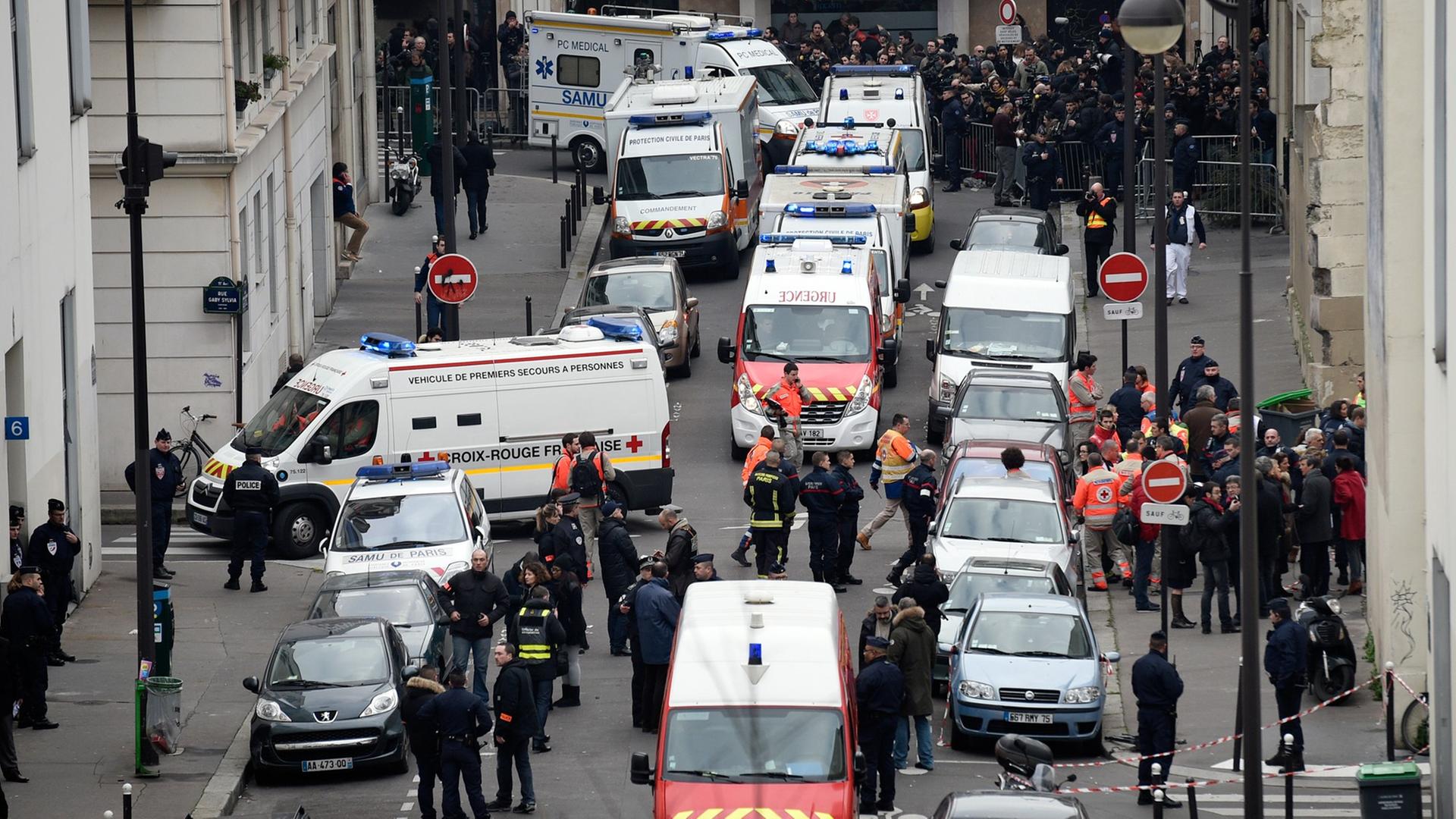 Zahlreiche Rettungskräfte und Polizisten vor dem Redaktionsgebäude von "Charlie Hebdo". Zahlreiche Rettungskräfte und Polizisten vor dem Redaktionsgebäude von "Charlie Hebdo".