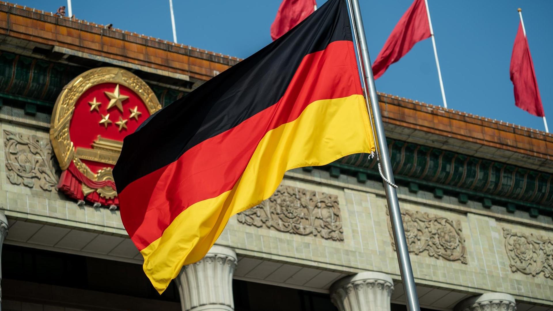 Eine deutsche Fahne weht vor der Großen Halle des Volkes in Peking. Eine deutsche Fahne weht vor der Großen Halle des Volkes in Peking.