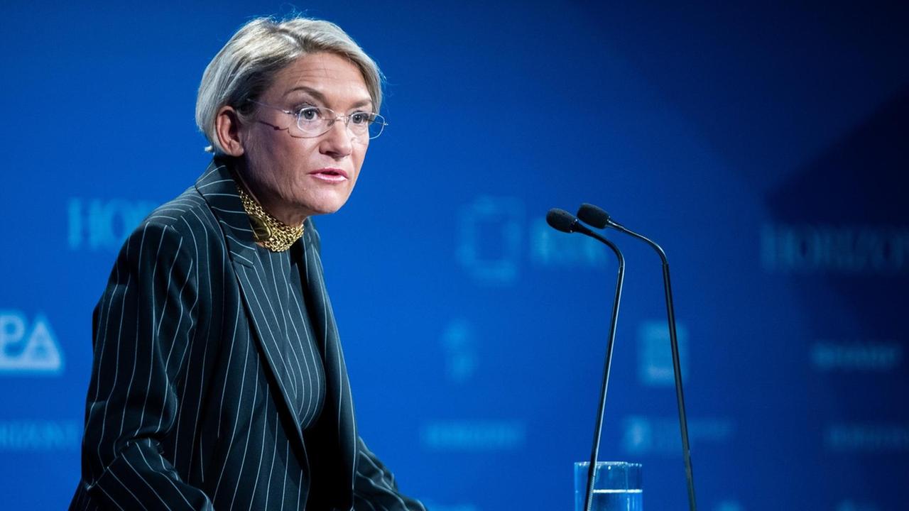 Historikerin und Publizistin Franziska Augstein an einem Rednerpult Historikerin und Publizistin Franziska Augstein an einem Rednerpult