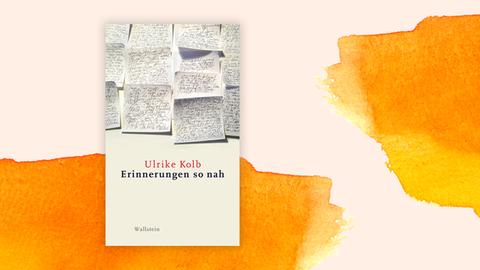 Das Buchcover "Erinnerungen so nah" von Ulrike Kolb ist vor einem grafischen Hintergrund zu sehen.