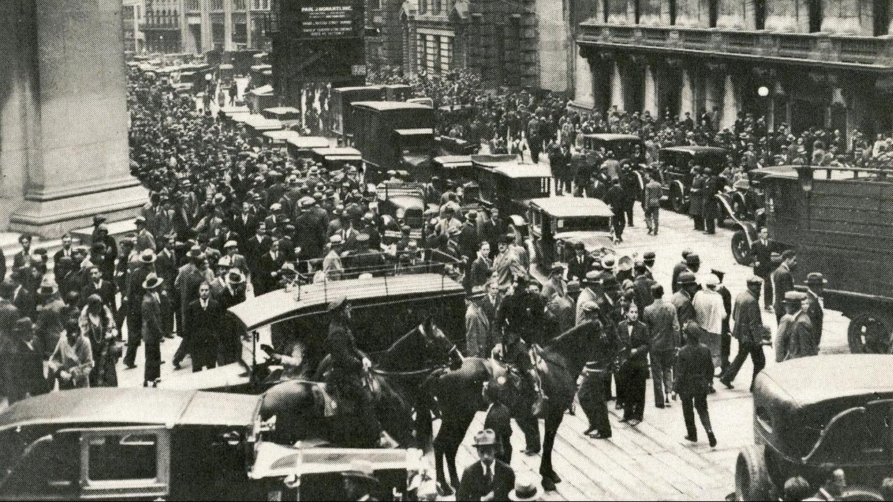 Menschenmassen sammeln sich vor der New Yorker Börse nach dem Kurssturz. Polizisten stehen dabei. Menschenmassen sammeln sich vor der New Yorker Börse nach dem Kurssturz. Polizisten stehen dabei.