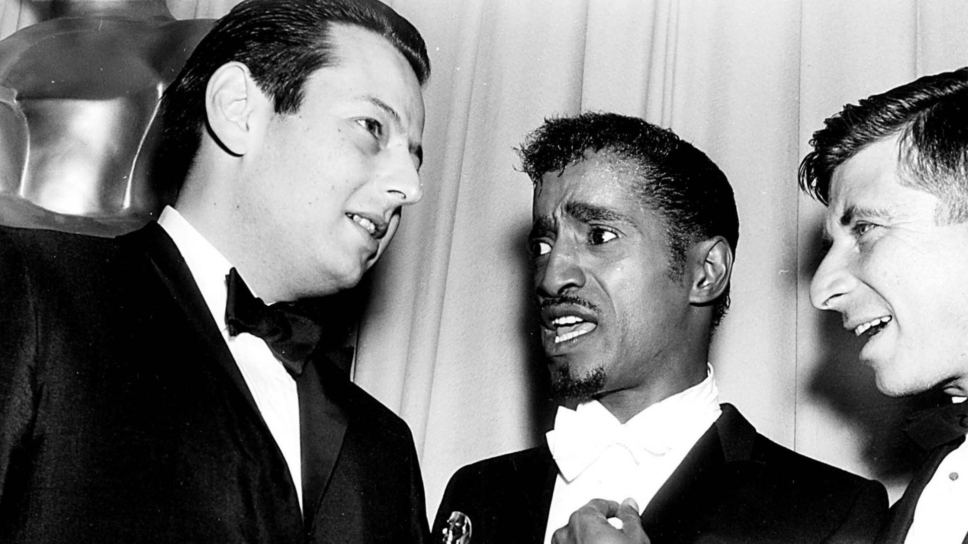 André Previn, Sammy Davis Jr. und Elmer Bernstein bei der Oscar-Verleihung 1964 André Previn, Sammy Davis Jr. und Elmer Bernstein bei der Oscar-Verleihung 1964