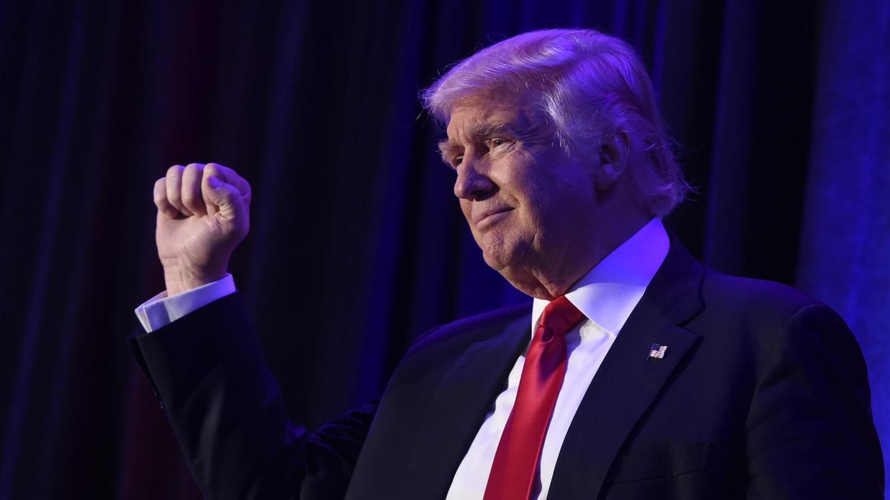 Donald Trump betritt nach seinem Wahlsieg die Bühne im New York Hilton Midtown in New York Donald Trump betritt nach seinem Wahlsieg die Bühne im New York Hilton Midtown in New York