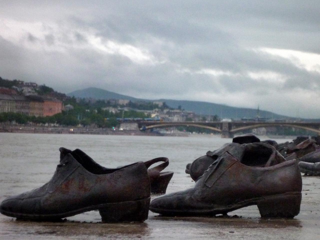Mahnmal am Donau-Ufer in Budapest: Schuhe aus Metall erinnern an dort 1944 / 45 von Pfeilkreuzlern erschossene Juden, Aufnahme von 2010. Mahnmal am Donau-Ufer in Budapest: Schuhe aus Metall erinnern an dort 1944 / 45 von Pfeilkreuzlern erschossene Juden, Aufnahme von 2010.
