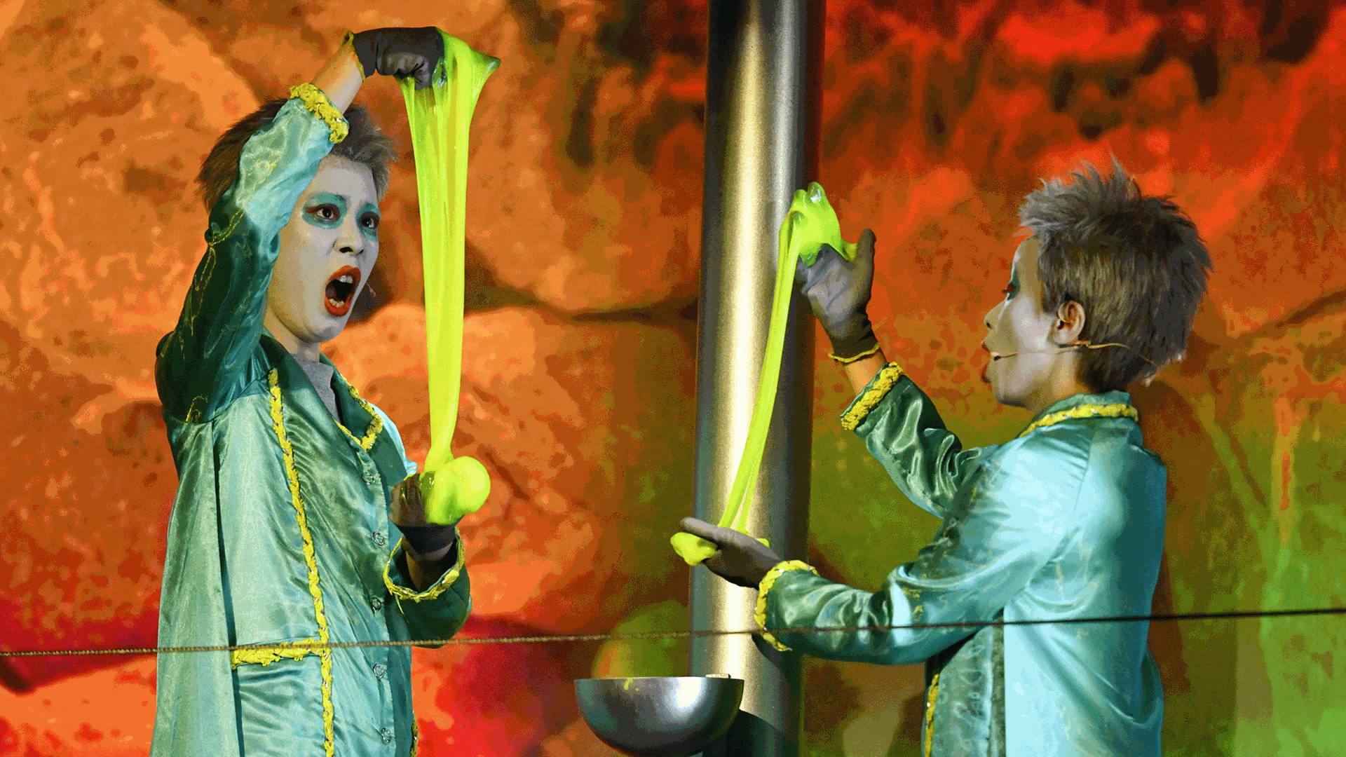 Ji Yoon (l) als Forscherin und Aki Hashimoto als Doppelgängerin stehen im Nationaltheater Mannheim bei der Pop-Oper "Vespertine" auf der Bühne. Ji Yoon (l) als Forscherin und Aki Hashimoto als Doppelgängerin stehen im Nationaltheater Mannheim bei der Pop-Oper "Vespertine" auf der Bühne.