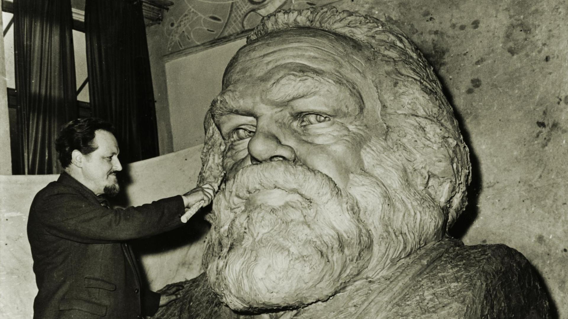 Der Bildhauer Laurence Bradshaw bei der Arbeit an einer Büste für das Grabmal von Karl Marx auf dem Friedhof Highgate in London, 1955. Karl Marx (1818–1883) war Philosoph und Nationalökonom und der Begründer des Marxismus. Der Bildhauer Laurence Bradshaw bei der Arbeit an einer Büste für das Grabmal von Karl Marx auf dem Friedhof Highgate in London, 1955. Karl Marx (1818–1883) war Philosoph und Nationalökonom und der Begründer des Marxismus.