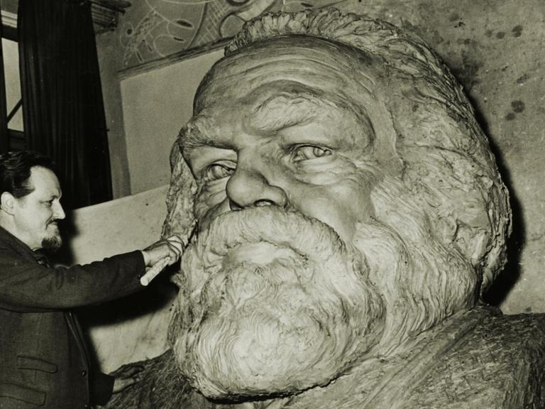 Der Bildhauer Laurence Bradshaw bei der Arbeit an einer Büste für das Grabmal von Karl Marx auf dem Friedhof Highgate in London, 1955. Karl Marx (1818–1883) war Philosoph und Nationalökonom und der Begründer des Marxismus.