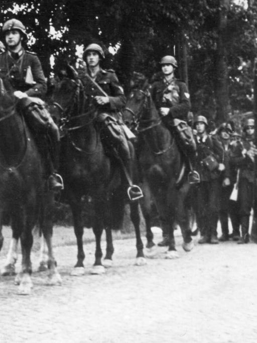 Die Landespolizei der Stadt Danzig und die deutsche Wehrmacht beseitigen im September 1939 den Schlagbaum an der einstigen Zollgrenze von Zoppot nach Gdingen bei Danzig.