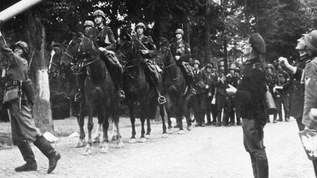 Die Landespolizei der Stadt Danzig und die deutsche Wehrmacht beseitigen im September 1939 den Schlagbaum an der einstigen Zollgrenze von Zoppot nach Gdingen bei Danzig.