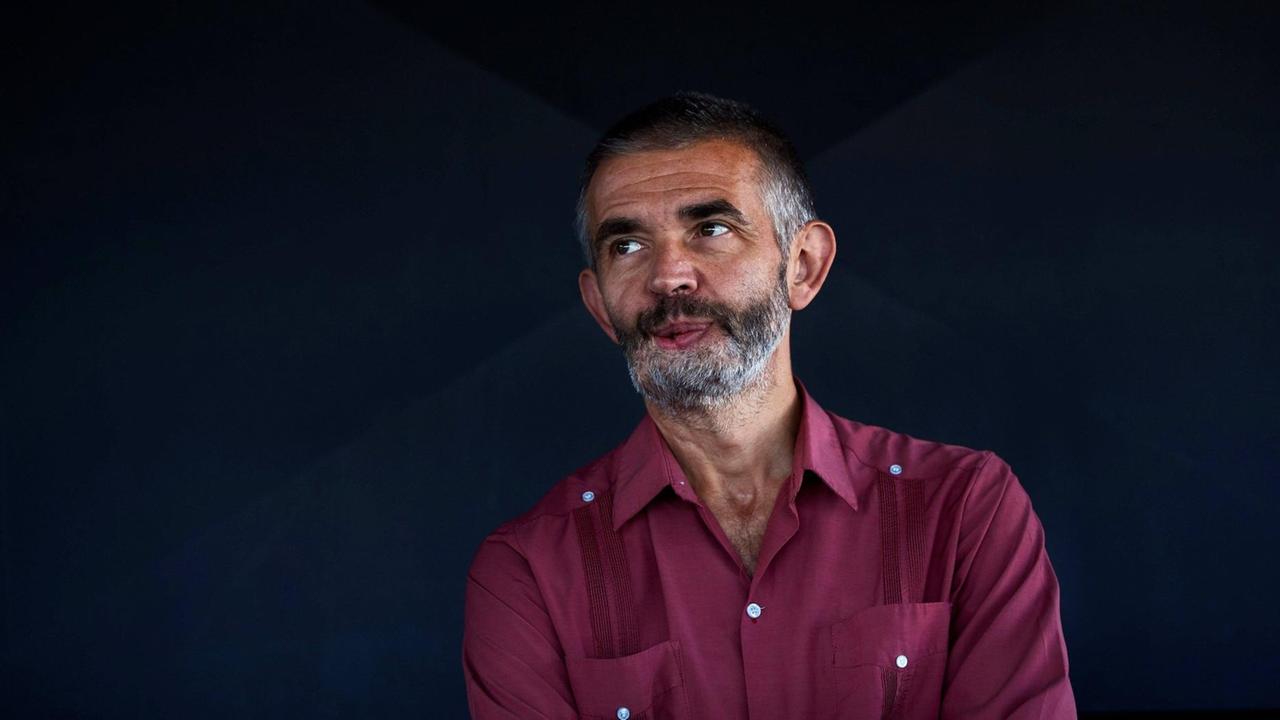 Der französische Schriftsteller und Journalist Philippe Lançon posiert während der Präsentation der spanischen Ausgabe seines Buches Le lambeau in Barcelona, Spanien, 03. September 2019. Lançon ist einer der Überlebenden des Terroranschlags auf Charlie Hebdo, bei dem 12 Menschen starben und 11 weitere verletzt wurden, nachdem er von Dschihadisten erschossen wurde. In seinem Buch erzählt der Schriftsteller seine Lebensgeschichte vor und nach dem Anschlag. Der französische Schriftsteller und Journalist Philippe Lançon posiert während der Präsentation der spanischen Ausgabe seines Buches Le lambeau in Barcelona, Spanien, 03. September 2019. Lançon ist einer der Überlebenden des Terroranschlags auf Charlie Hebdo, bei dem 12 Menschen starben und 11 weitere verletzt wurden, nachdem er von Dschihadisten erschossen wurde. In seinem Buch erzählt der Schriftsteller seine Lebensgeschichte vor und nach dem Anschlag.