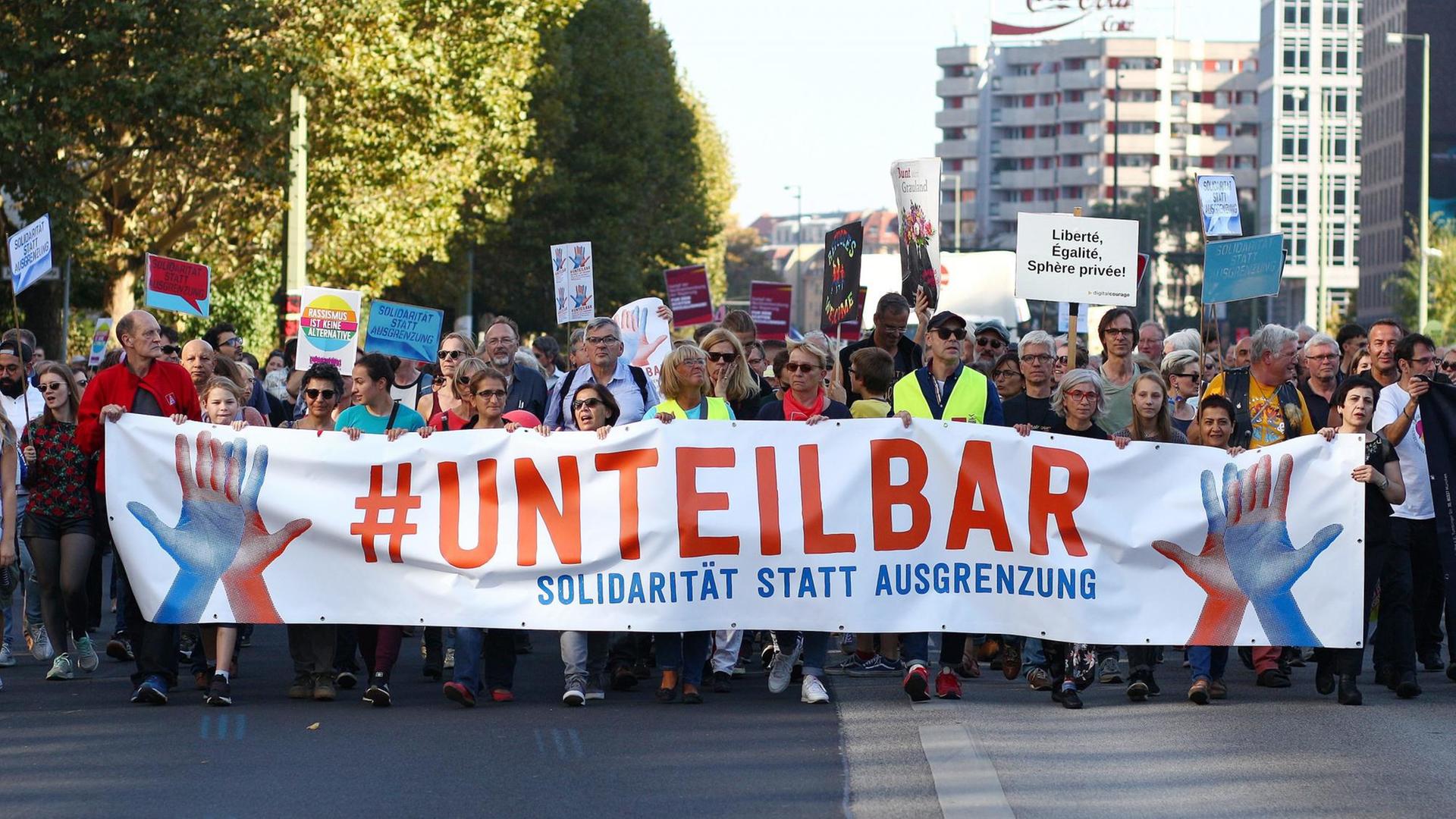 Teilnehmer der Demonstration unter dem Motto "Unteilbar Solidarität statt Ausgrenzung" tragen an der Spitze der Demo ein Transparent. Teilnehmer der Demonstration unter dem Motto "Unteilbar Solidarität statt Ausgrenzung" tragen an der Spitze der Demo ein Transparent.