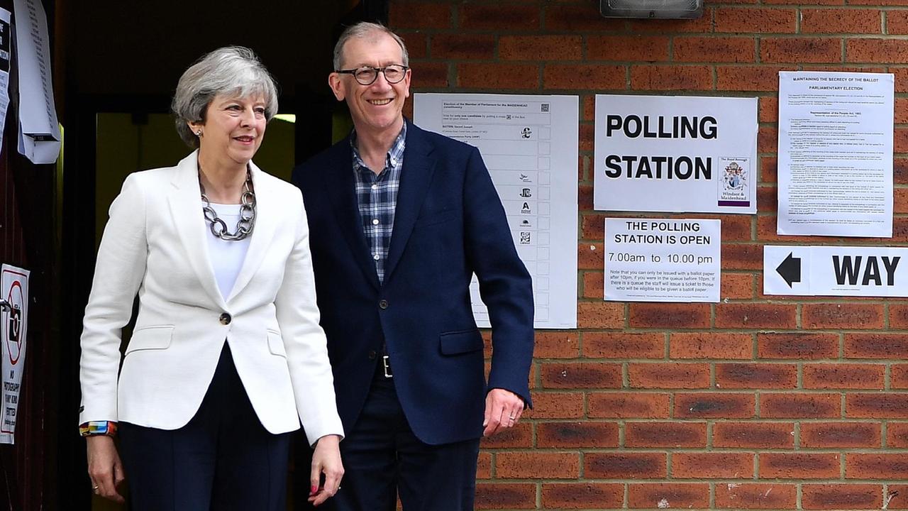 Die britische Premierministerin May und ihr Mann Philip verlassen nach der Stimmabgabe das Wahllokal