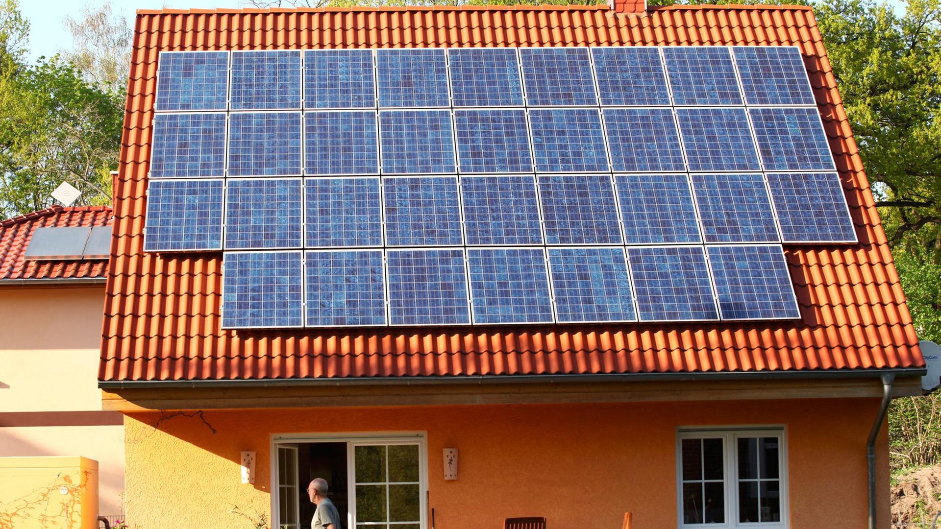 Solarstrom wird vor allem dann produziert, wenn niemand zu Hause ist. Solarstrom wird vor allem dann produziert, wenn niemand zu Hause ist.