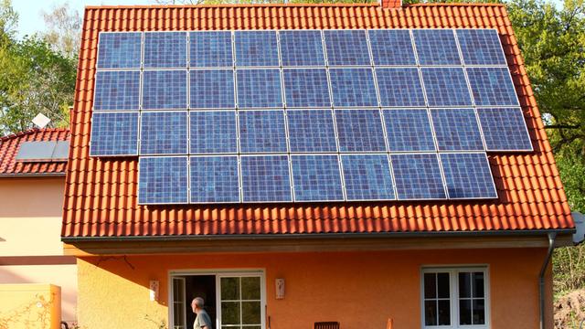 Eine Solaranlage ist auf einem Hausdach montiert.