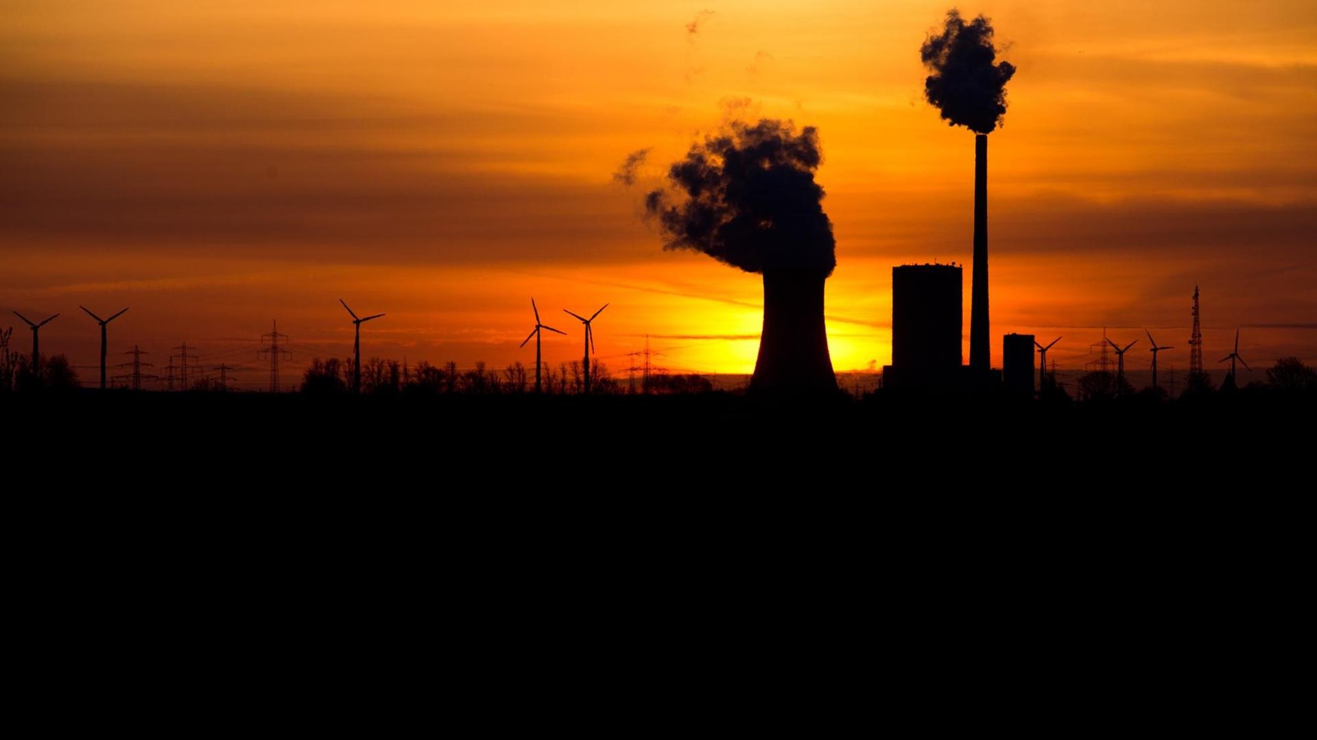 Die Sonne taucht den Himmel hinter dem Kohlekraftwerk Mehrum in Hohenhameln im Landkreis Peine (Niedersachsen) in warmes Licht. Die Sonne taucht den Himmel hinter dem Kohlekraftwerk Mehrum in Hohenhameln im Landkreis Peine (Niedersachsen) in warmes Licht.