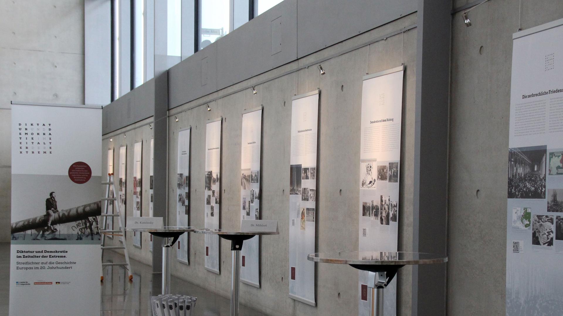 Blick in die Ausstellung "Diktatur und Demokratie im Zeitalter der Extreme - Streiflichter auf die Geschichte Europas im 20. Jahrhundert" im Paul-Löbe-Haus Blick in die Ausstellung "Diktatur und Demokratie im Zeitalter der Extreme - Streiflichter auf die Geschichte Europas im 20. Jahrhundert" im Paul-Löbe-Haus