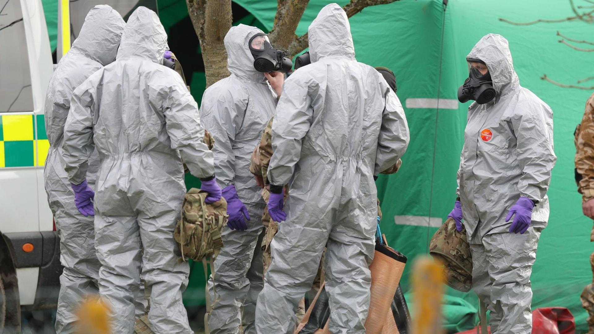 Soldaten in Schutzanzügen während der Ermittlungen zur Vergiftung des Ex-Doppelagent Skripal und dessen Tochter. Soldaten in Schutzanzügen während der Ermittlungen zur Vergiftung des Ex-Doppelagent Skripal und dessen Tochter.