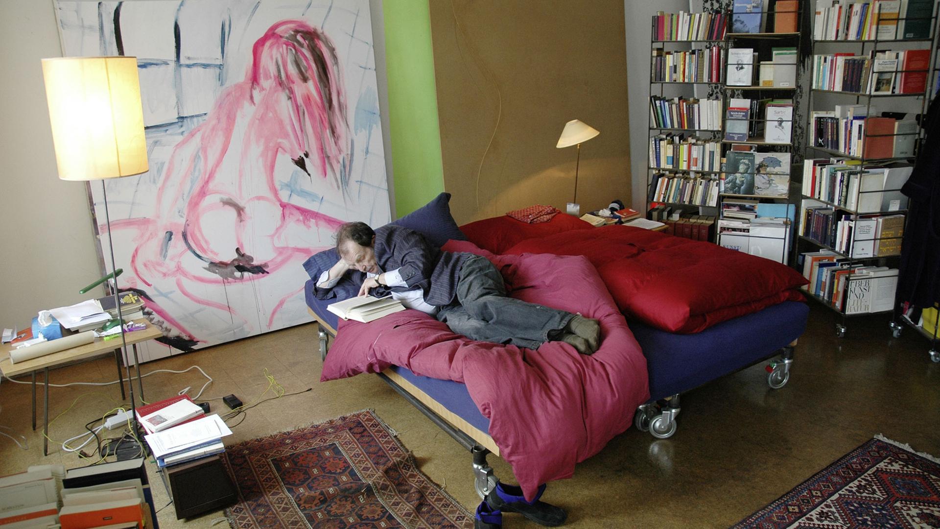 Franz West in seiner Wohnung im Jahr 2006 Franz West in seiner Wohnung im Jahr 2006
